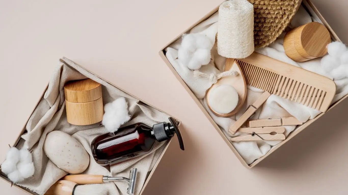 Zwei Boxen mit persönlichen Pflegeprodukten in der Sammlung Kosmetikboxen und-ständer