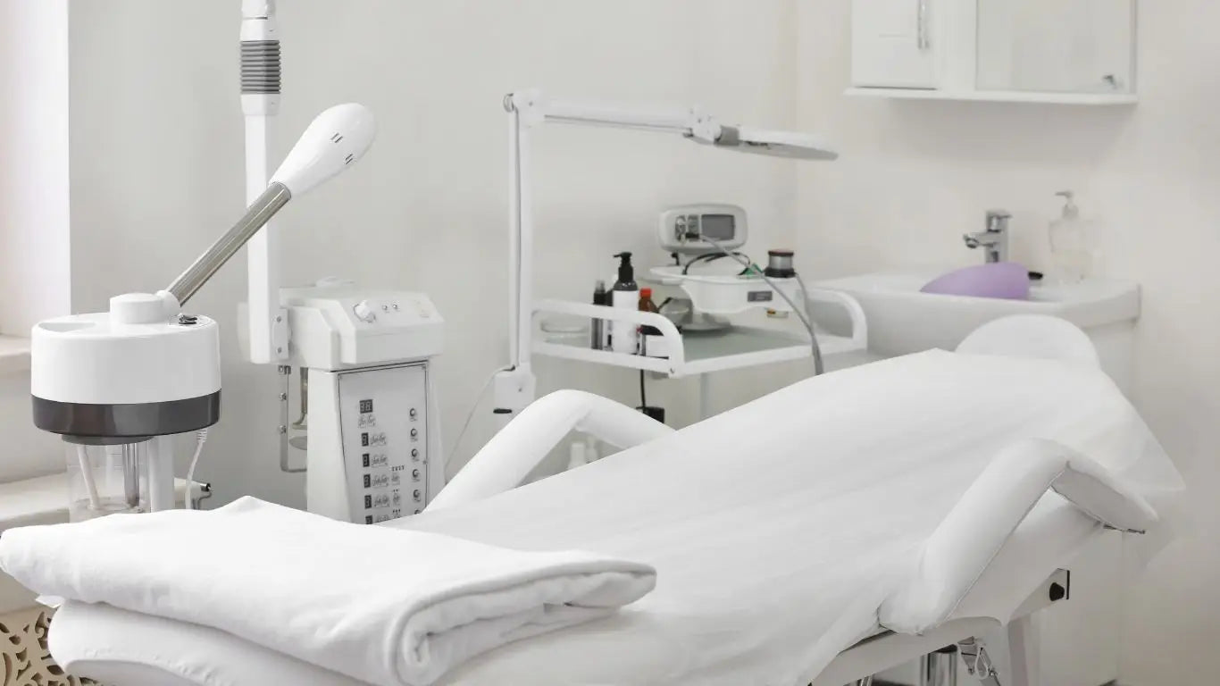 Weiße Kosmetikliegen Spa-Behandlungsbett für entspannten Komfort