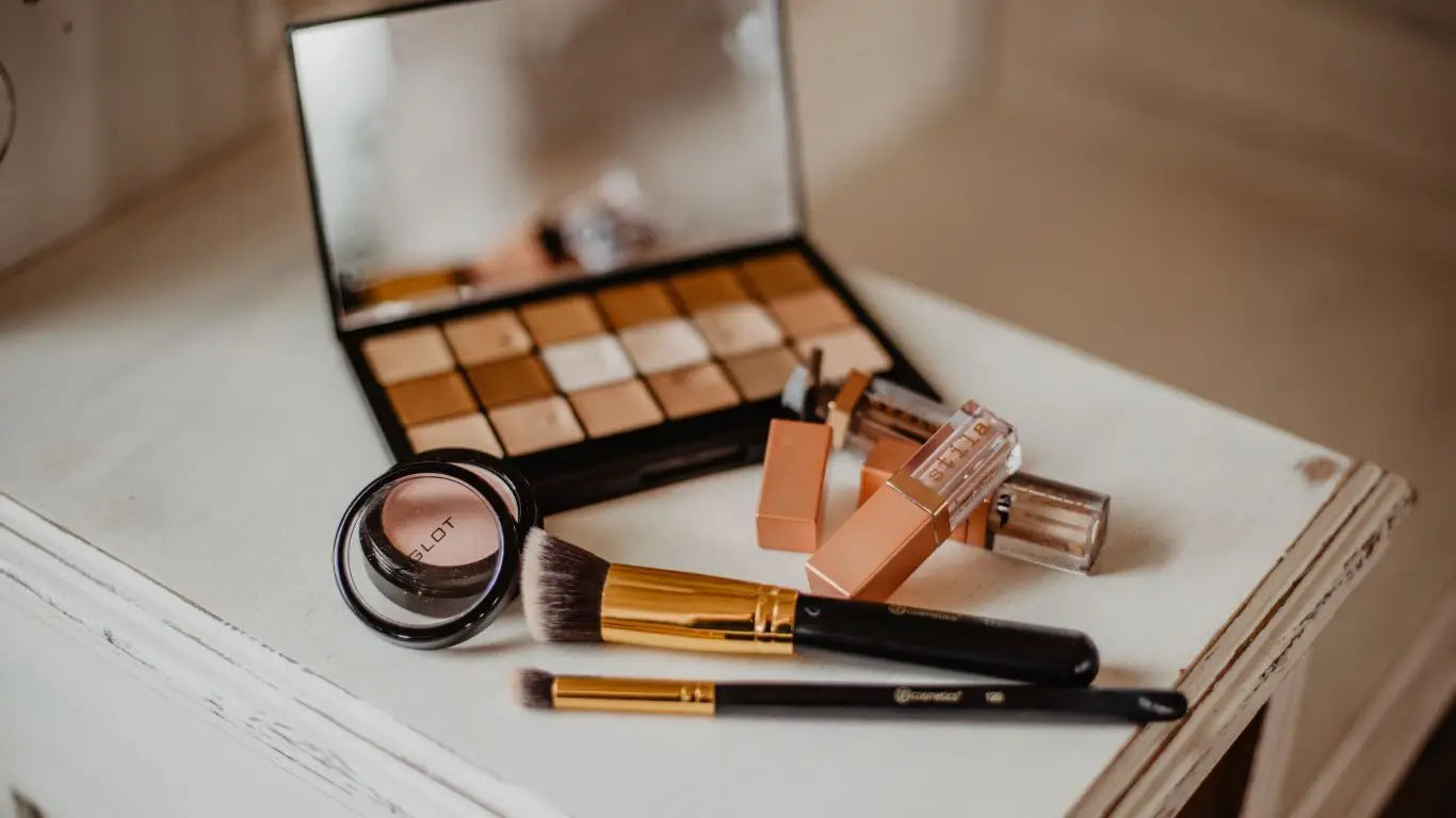 Verschiedene Kosmetikprodukte auf einem Kosmetischer Tisch für Make-up Looks