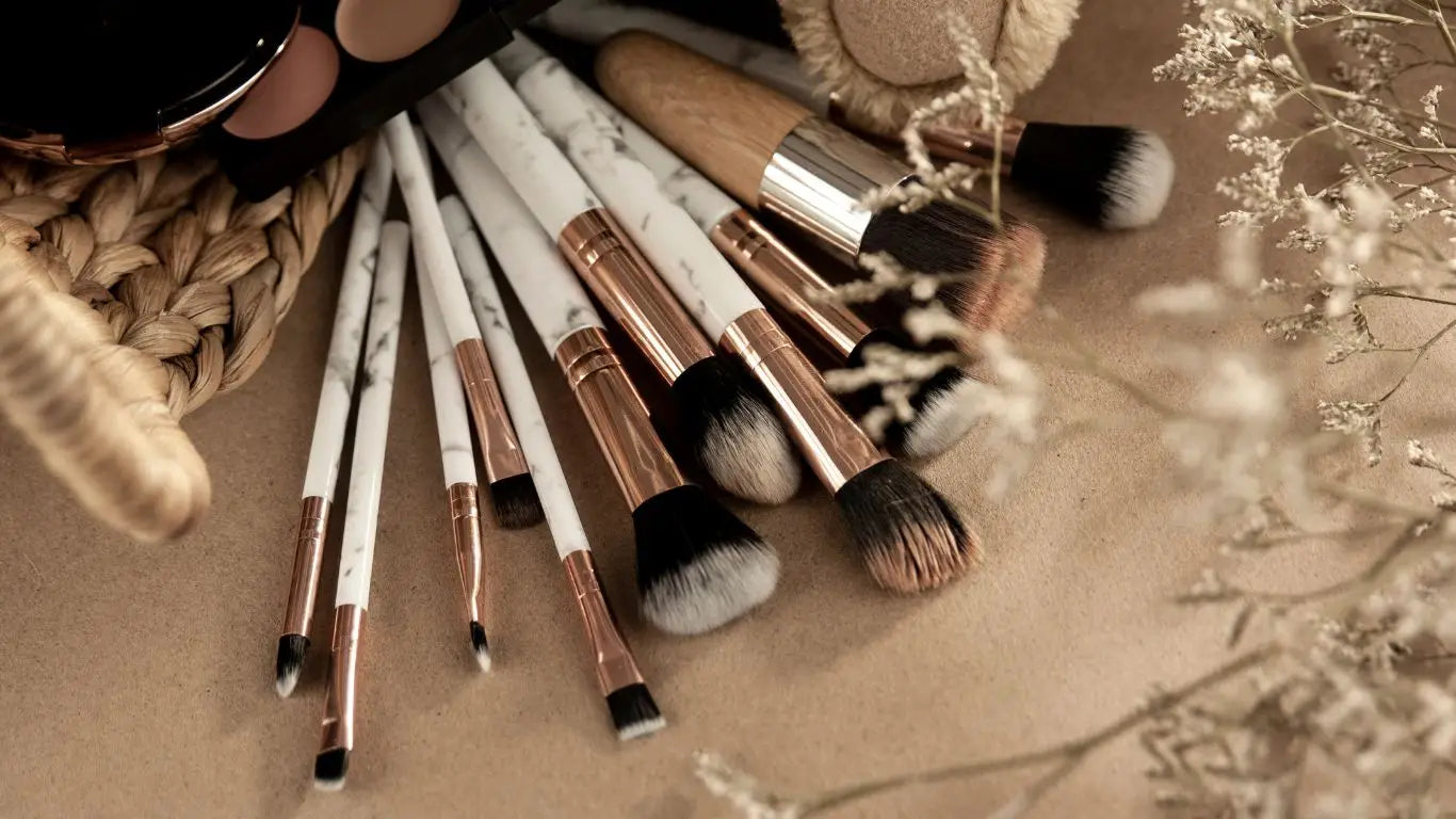 Verschiedene Make-up Bürsten in einer Sammlung für professionelles Schminken