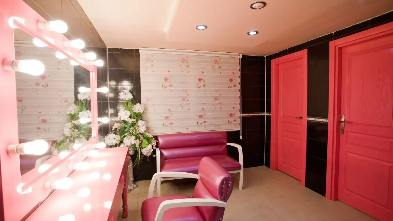 Pinkes Frisierstucht mit beleuchtetem Spiegel in der Make-up-Stühle Kollektion