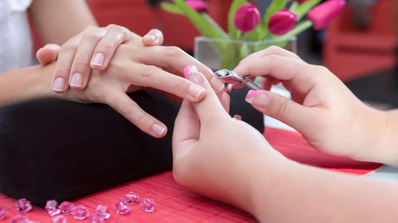 Maniküre in Arbeit in der Nagelpolitur Sammlung, gepflegte Nägel und Nagellack