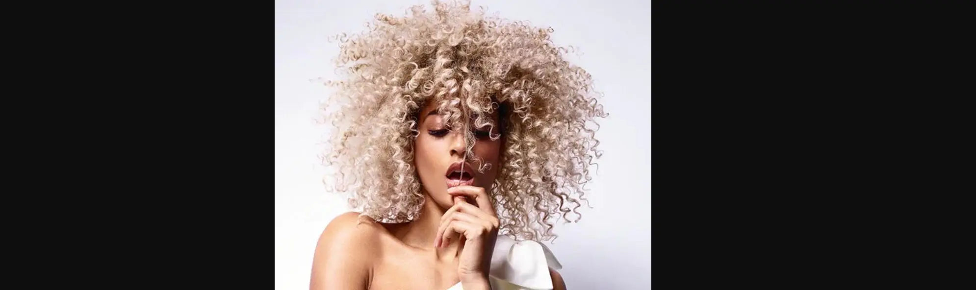 Blonde lockige Afro-Frisur in der Kollektion OrderlyEmails Recommended Products