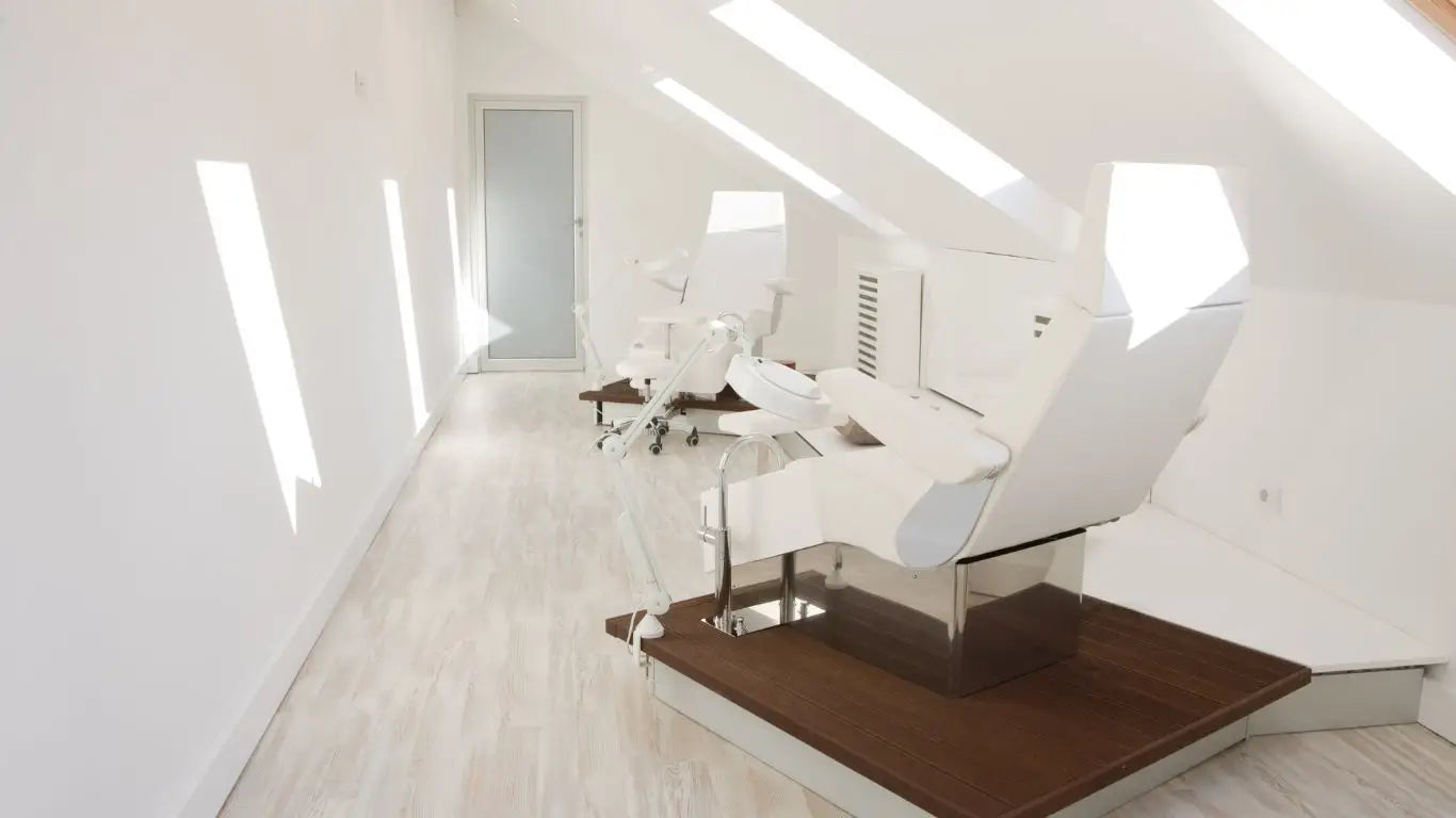 Weiße medizinische Untersuchungsliege aus der SPA-Stühle Kollektion