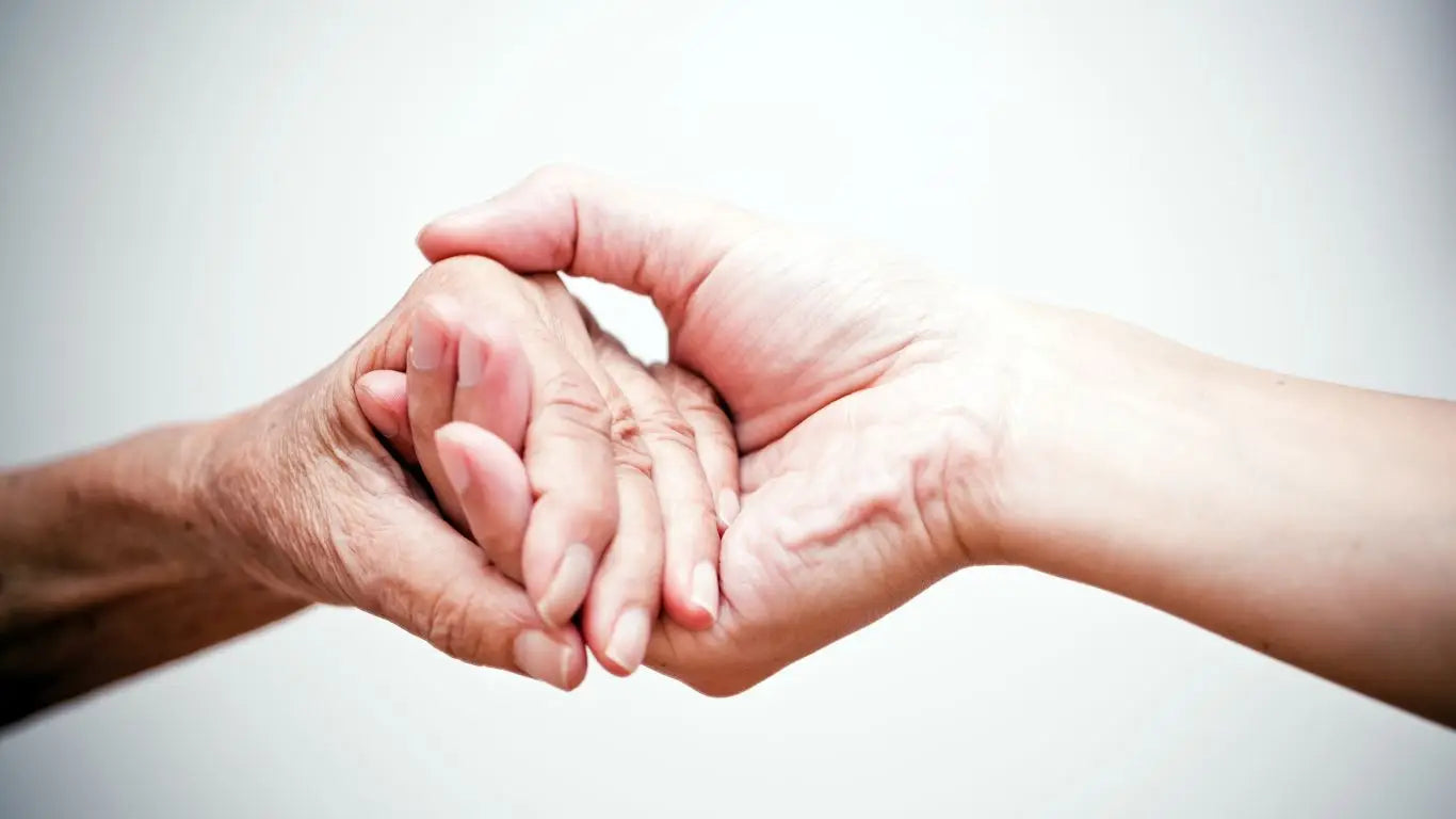 Verschlungene Hände, eine ist älter, aus der Sammlung Syis Handlinie Handpflege