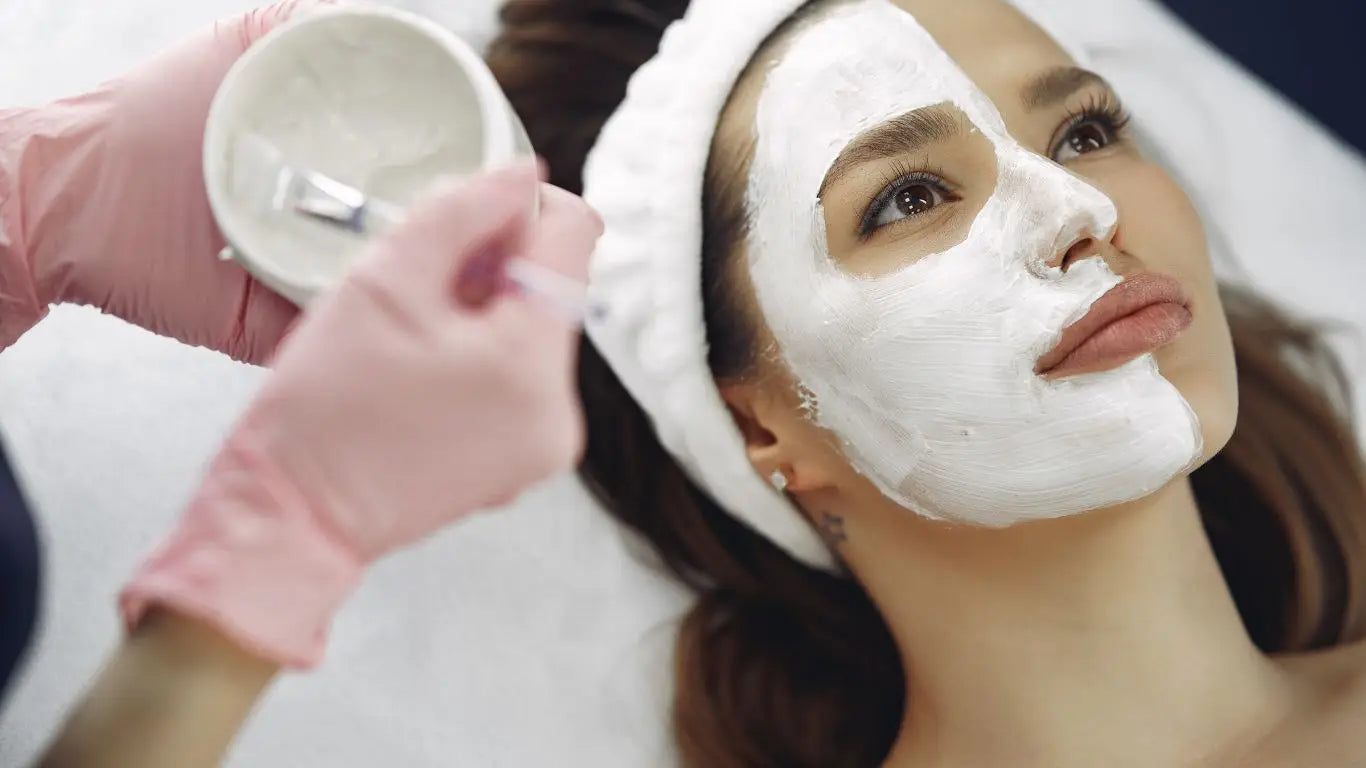 Frau erhält Gesichtsmaske Behandlung bei Syis Peeling-Linie