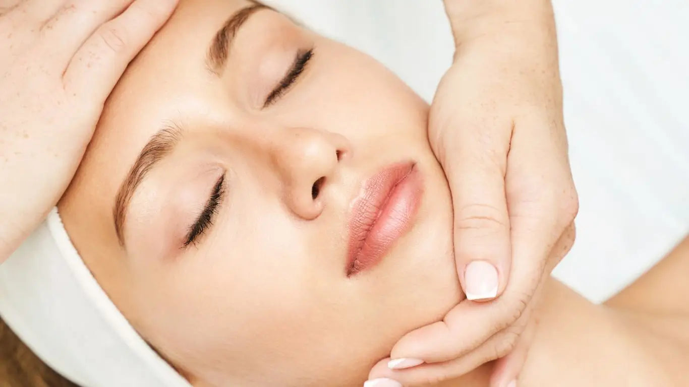 Frau erhält Gesichtsmassage aus der Syis Revitalisierung der Vitamin-Linie