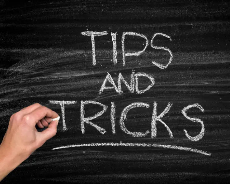 Chalkboard mit Tipps und Tricks für gesundes, glänzendes Haar in einem Artikel