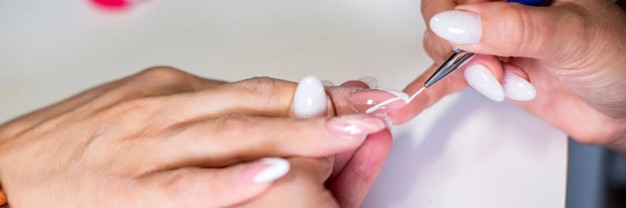Manikürte Nägel werden kunstvoll dekoriert in der Acryl-Gel Kollektion