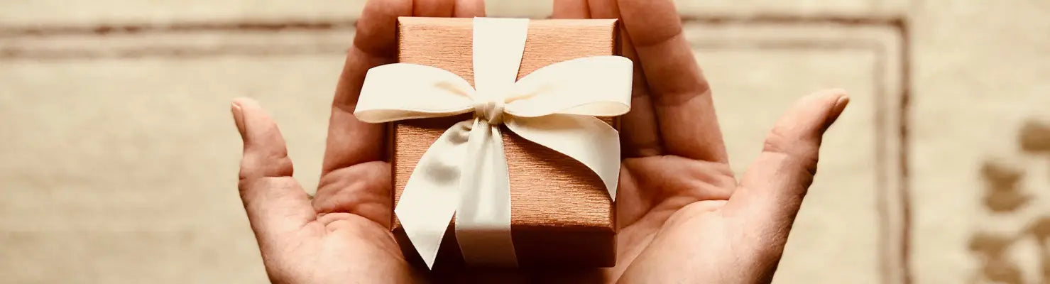 Geschenkbox von Alfaparf Milano mit weißem Band eingewickelt, elegantes Verpackungsdesign