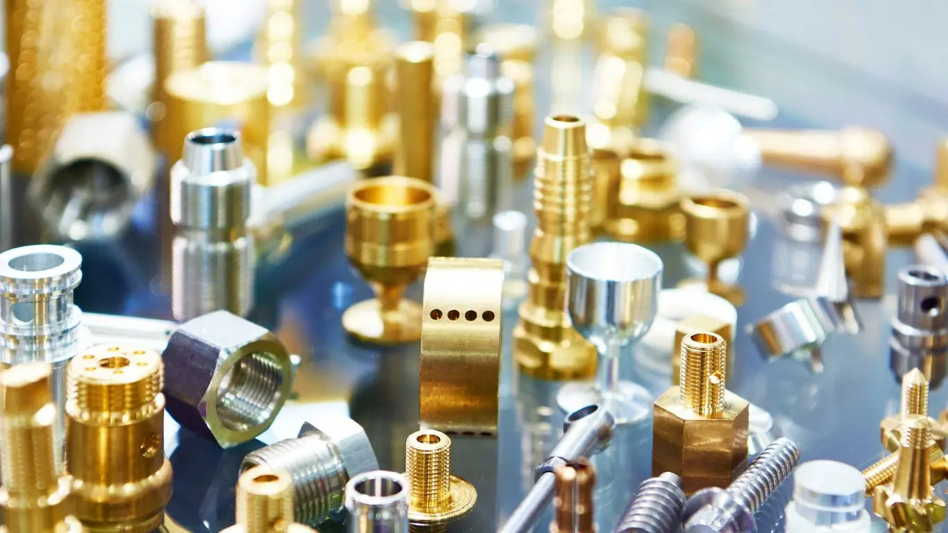 Verschiedene Metall-Hardware-Komponenten in der Kollektion Ersatzteile