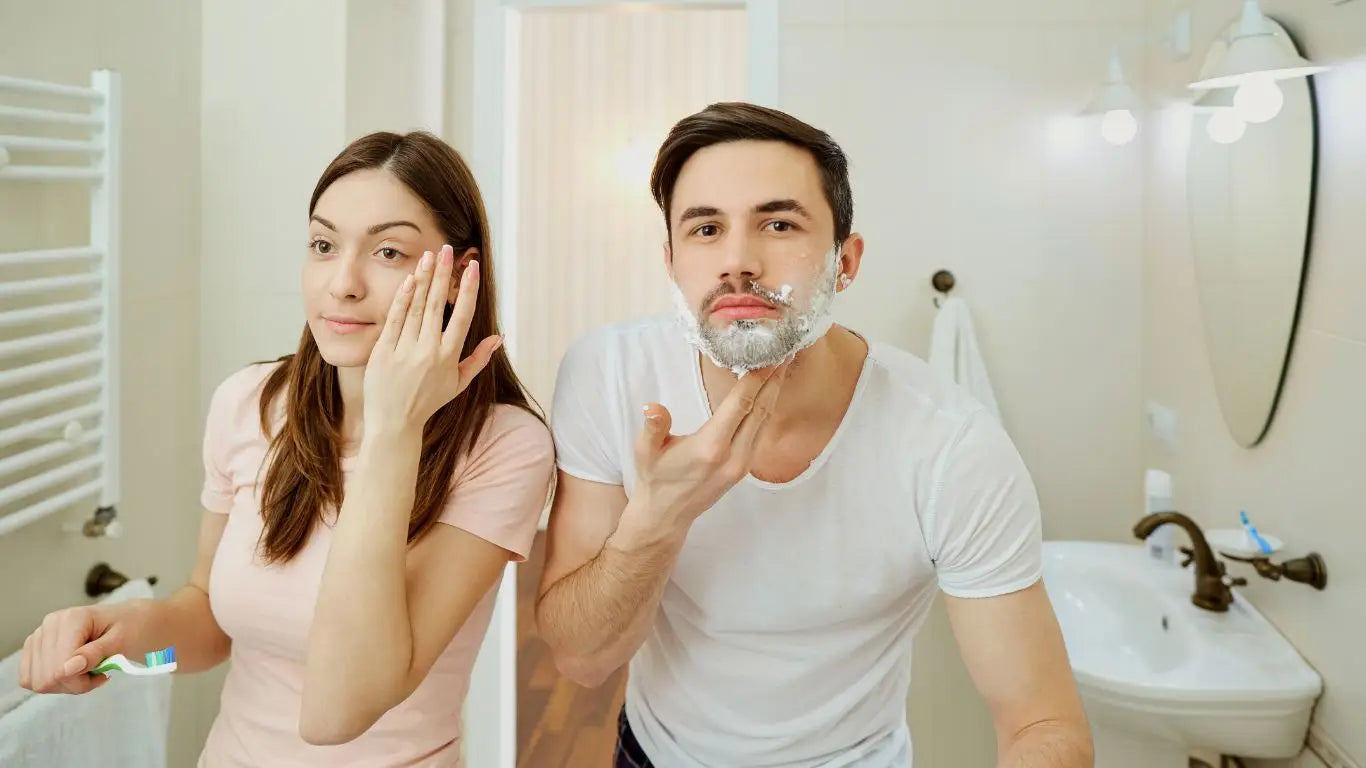 Paar im Badezimmer bei Farona Gesichtspflege für Hautpflege und Wellness