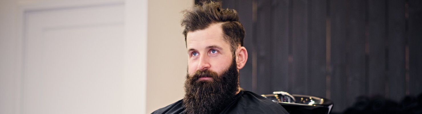 Mann mit vollbart in der Feather-Kollektion, stilvoll und markant.