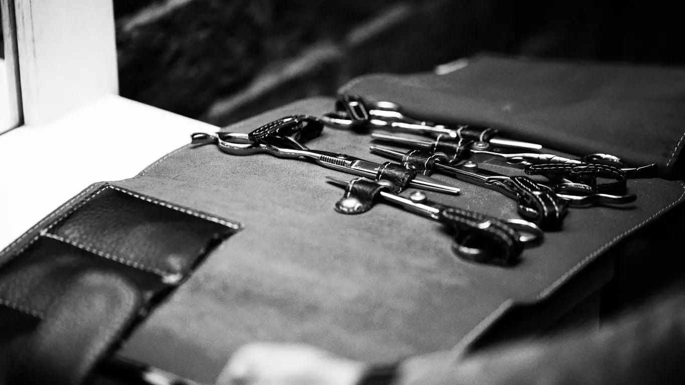 Surgical instruments in a leather case aus der Friseurkoffer Kollektion