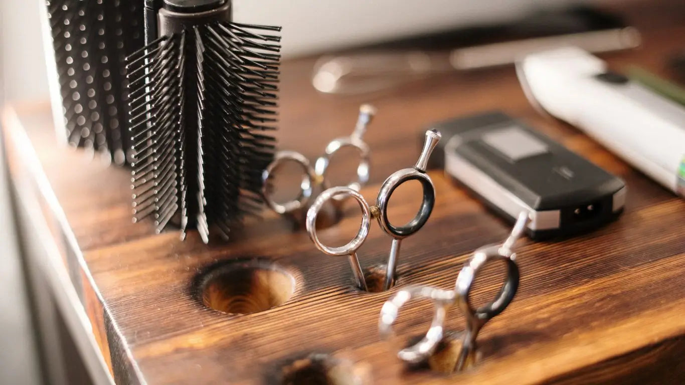 Friseurwerkzeuge auf Holzständer, professionelle Barber-Tools, Haarschnitt Zubehör