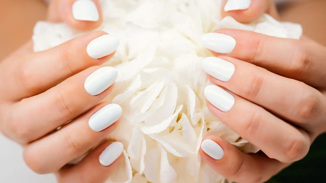Hände mit weißen manicurierten Nägeln aus der Gelformen Kollektion