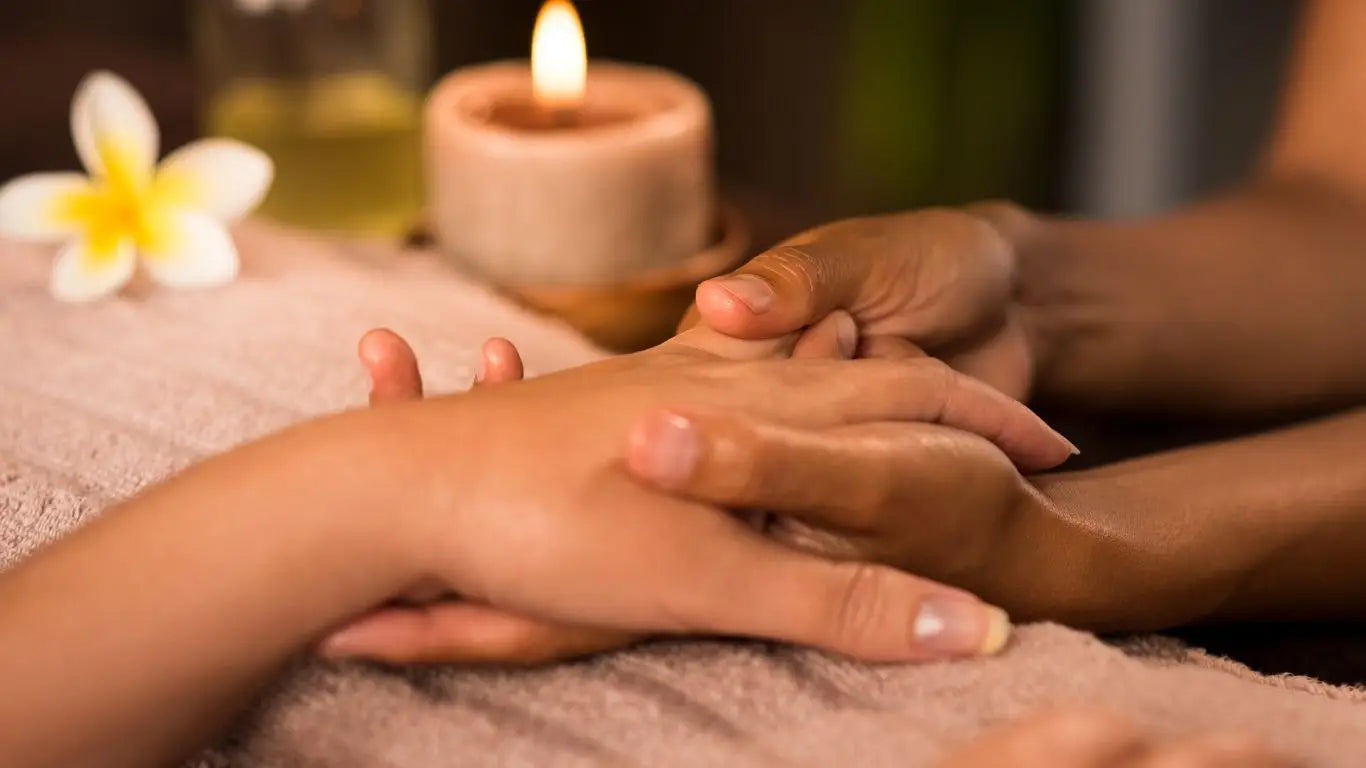 Entspannende Handmassage bei HANDS SLOW AGE Eine Aufhellungs- und Anti-Aging-Behandlung