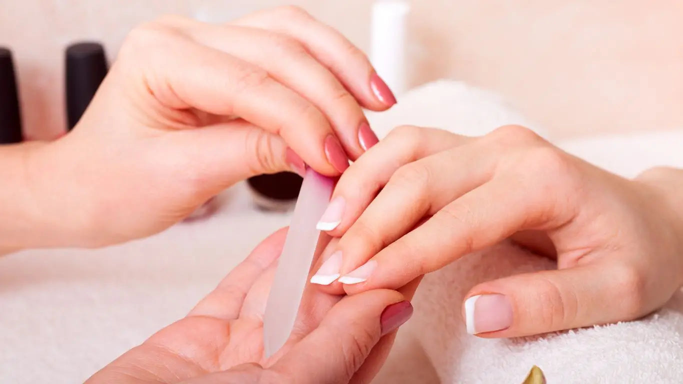 Manikürhandschuhe beim Nagelpflege in der Kollektion Pediküre-Tabletts