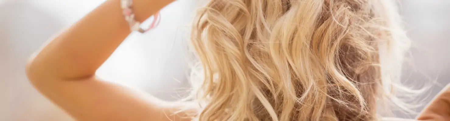 Blondes, gewellte Haare aus der Tönung Collection