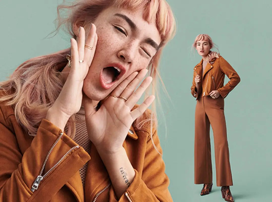 Frau trägt braune Wildlederjacke und Hose aus unserer Bestseller-Kollektion
