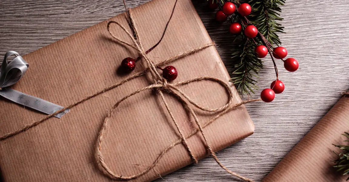 Braunes Geschenkpapier mit Twine und Beeren in der Weihnachtsartikel Kollektion