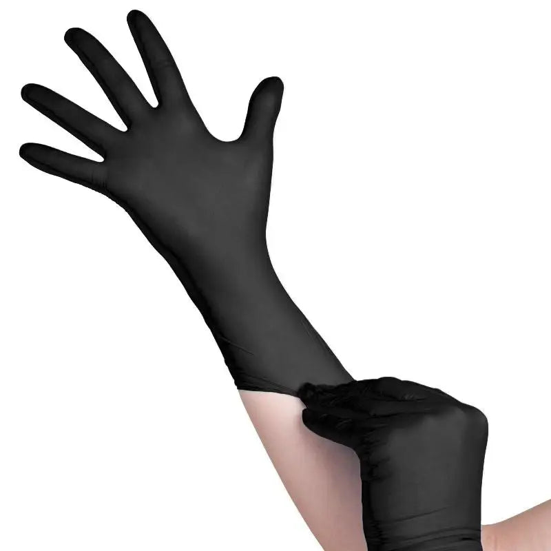 Schwarze Einweg-Nitrilhandschuhe von All4med beim Anziehen