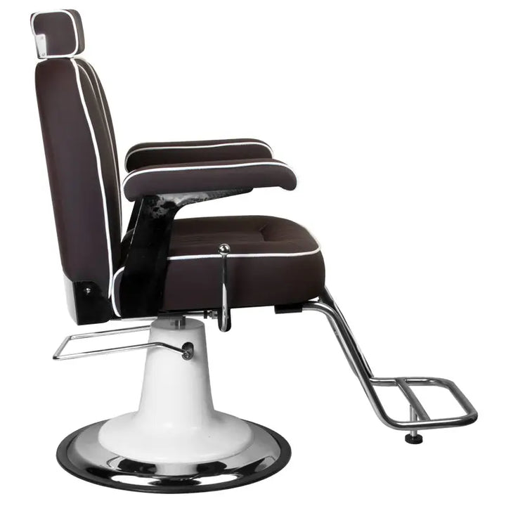 Brauner und weißer Friseurstuhl Gabbiano Barberstuhl Amadeo Braun vor neutralem Hintergrund