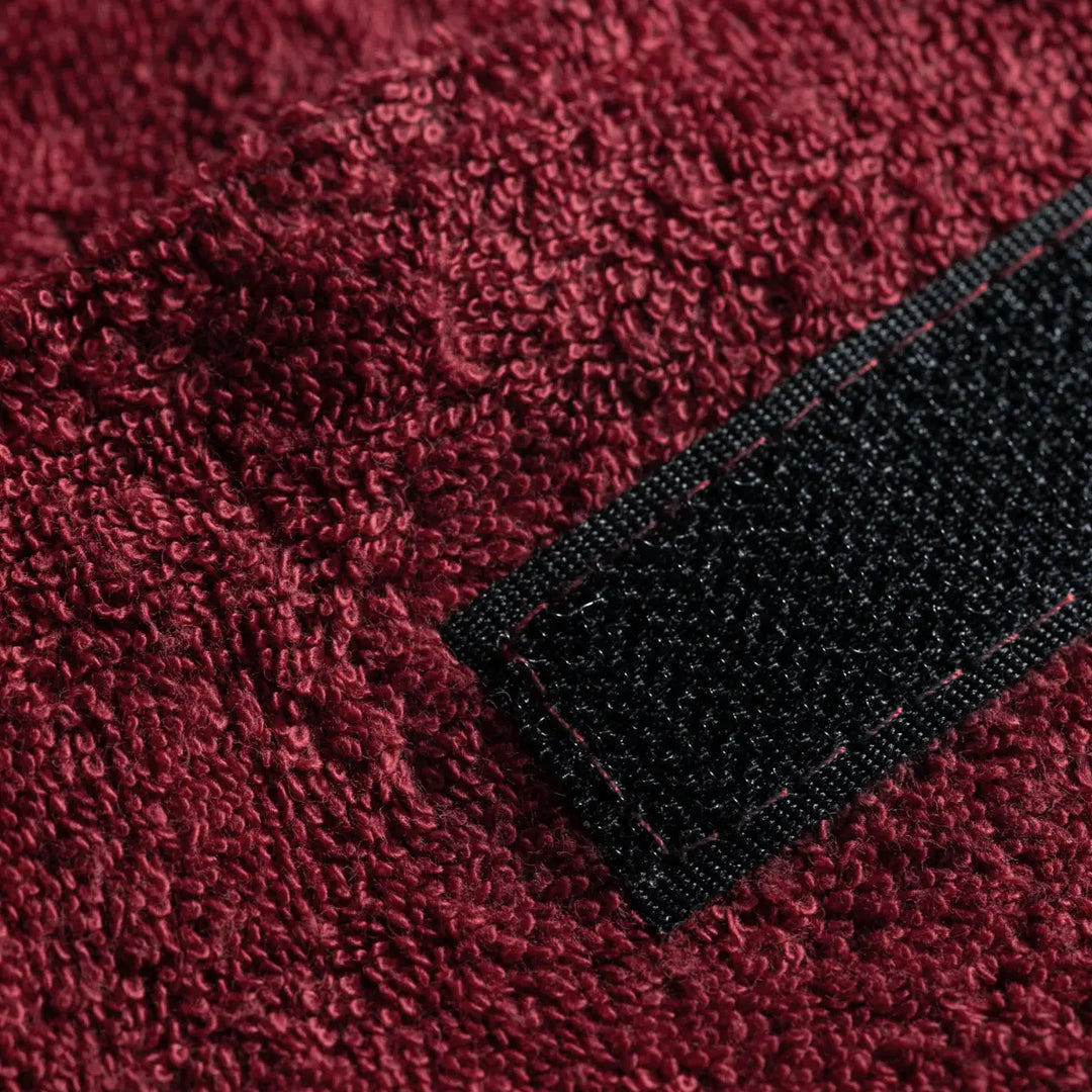 Burgunderrotes Frotteetuch mit schwarzem Abschluss für Kosmetik und Beauty Anwendungen