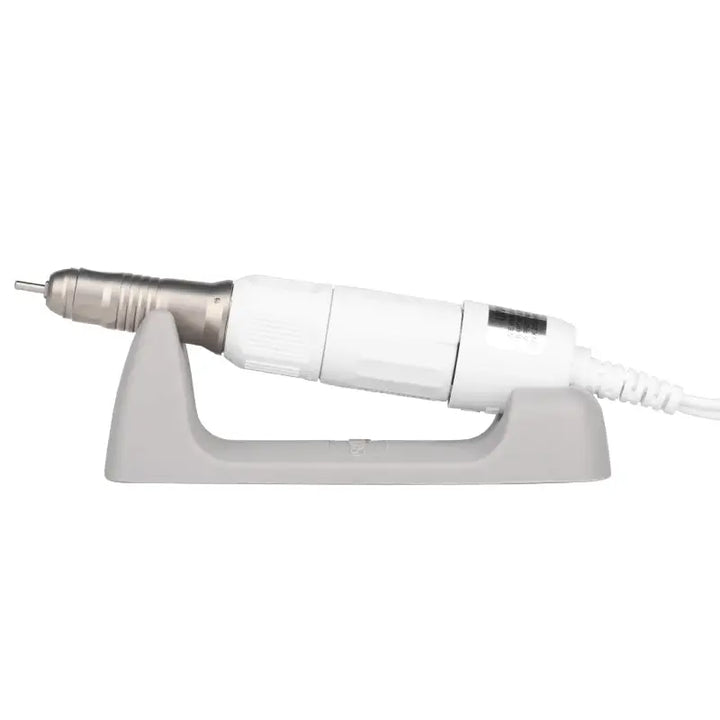 Weiße elektrische Nagelfräse auf grauem Ständer für Saeyang Fräser Marathon M4 Lux White + SH20N