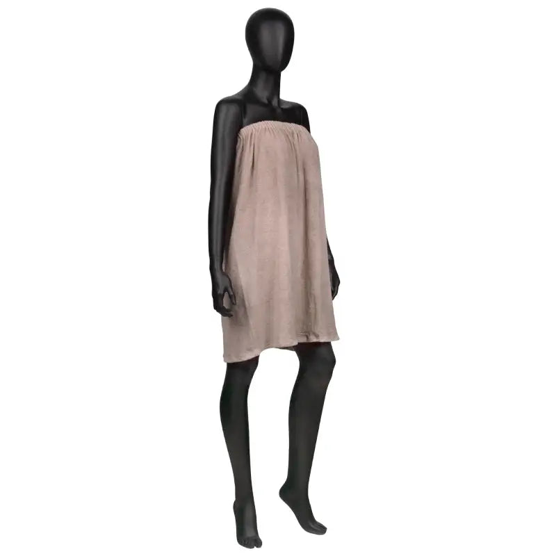 Schwarze Mannequin trägt das beige Umhang Frotte Nr. 25 Handtuchkleid