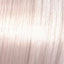 Silberweiße, glatte Haarsträhnen mit Wella Shinefinity Zero Lift Glaze